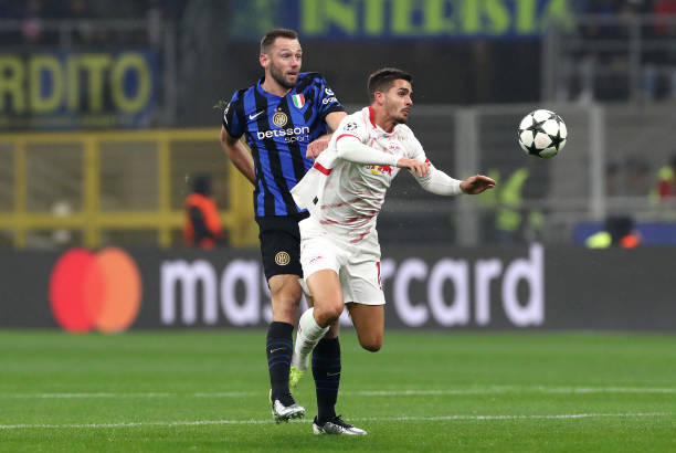 奥运冠军成都上特别“体育课” 分享中国花游拼搏故事.